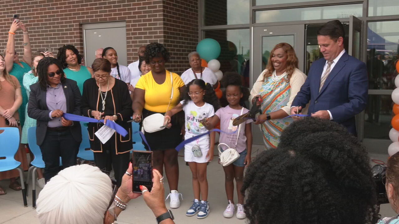 JCPS cuts ribbon on new Perry Elementary School